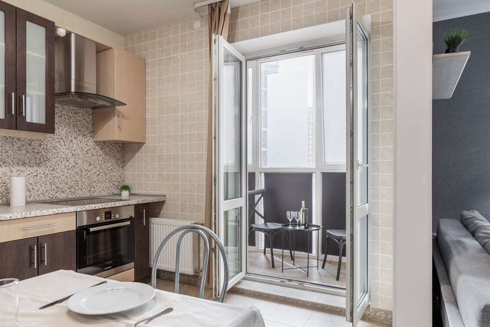 Full-size fridge, microwave, oven, stovetop
