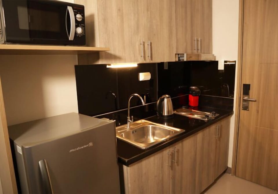 Full-size fridge, microwave, cookware/dishes/utensils