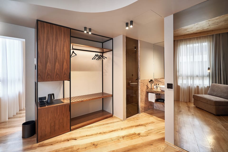 Deluxe Suite | In-room safe, desk, laptop workspace, blackout drapes