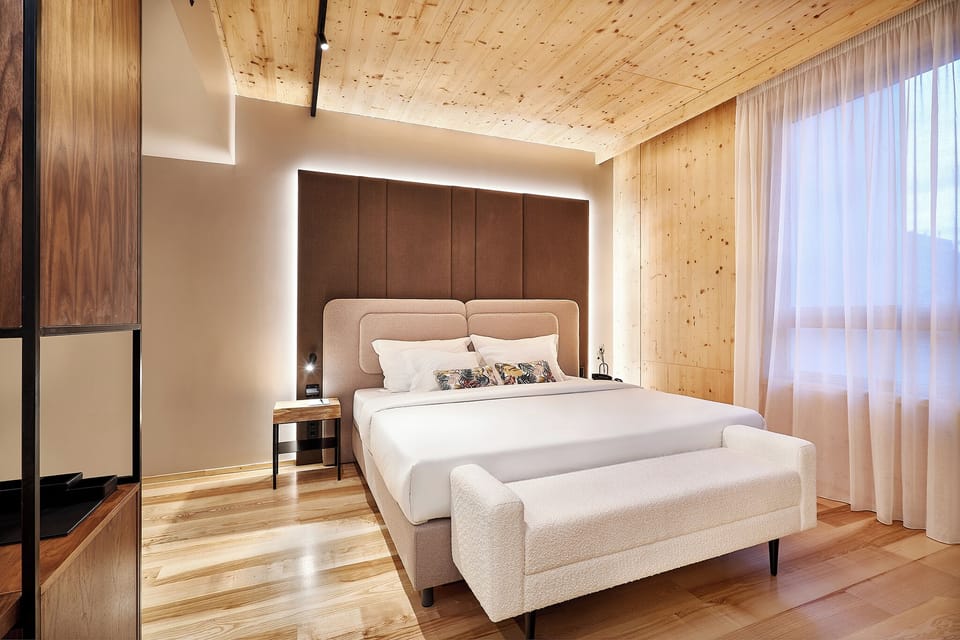Executive Suite | In-room safe, desk, laptop workspace, blackout drapes