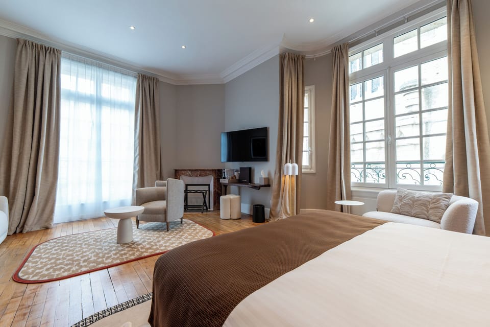 Deluxe Room, Balcony | In-room safe, desk, blackout drapes, soundproofing