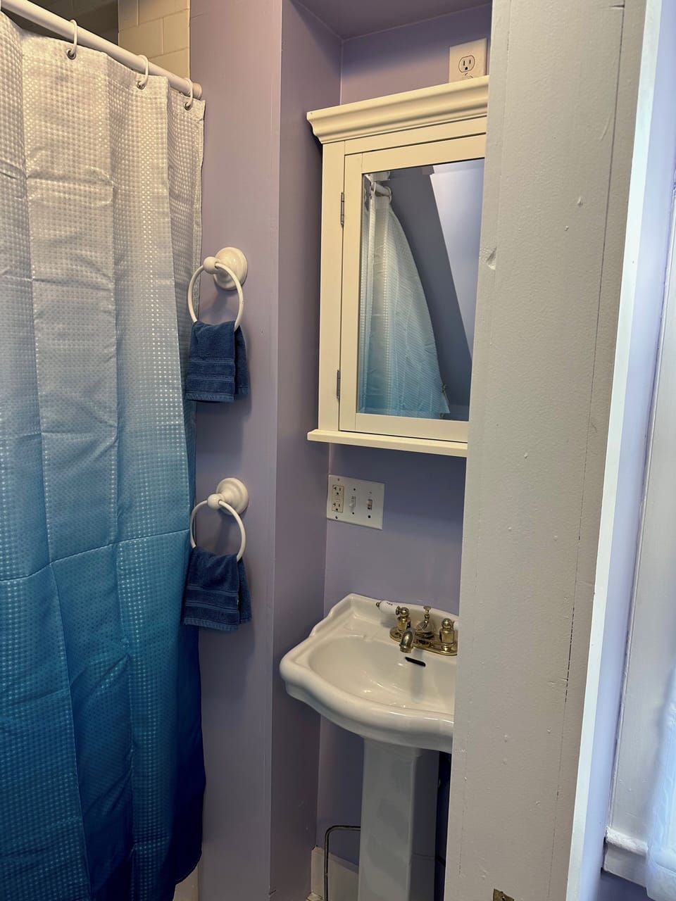 Room, 1 Queen Bed, Non Smoking | Bathroom | Free toiletries, hair dryer, soap, shampoo