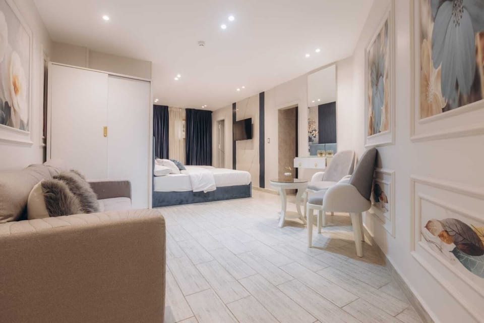 Deluxe Room | Egyptian cotton sheets, premium bedding, in-room safe, soundproofing