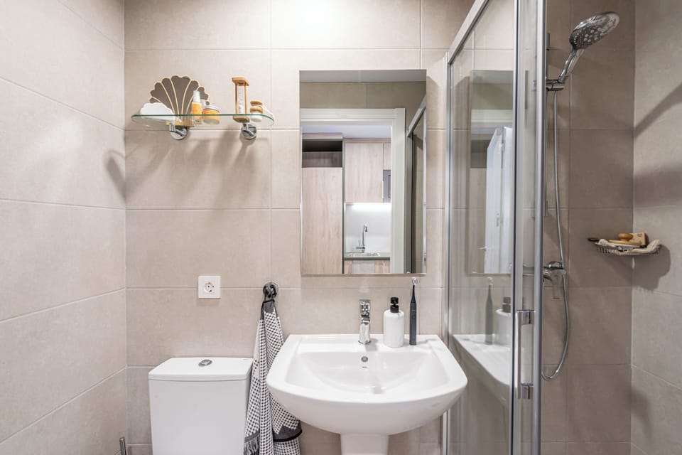 Shower, towels, soap, shampoo