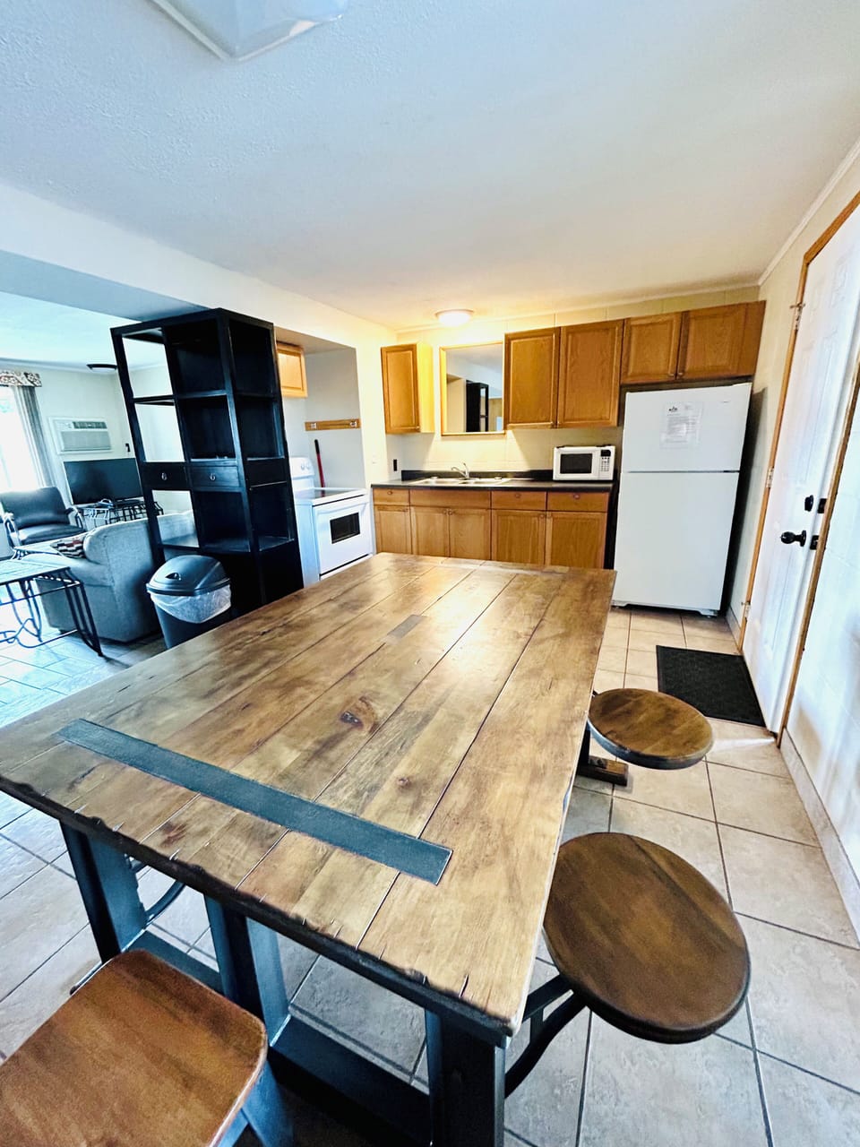 Suite, Courtyard View | Private kitchen | Full-size fridge, microwave, cookware/dishes/utensils