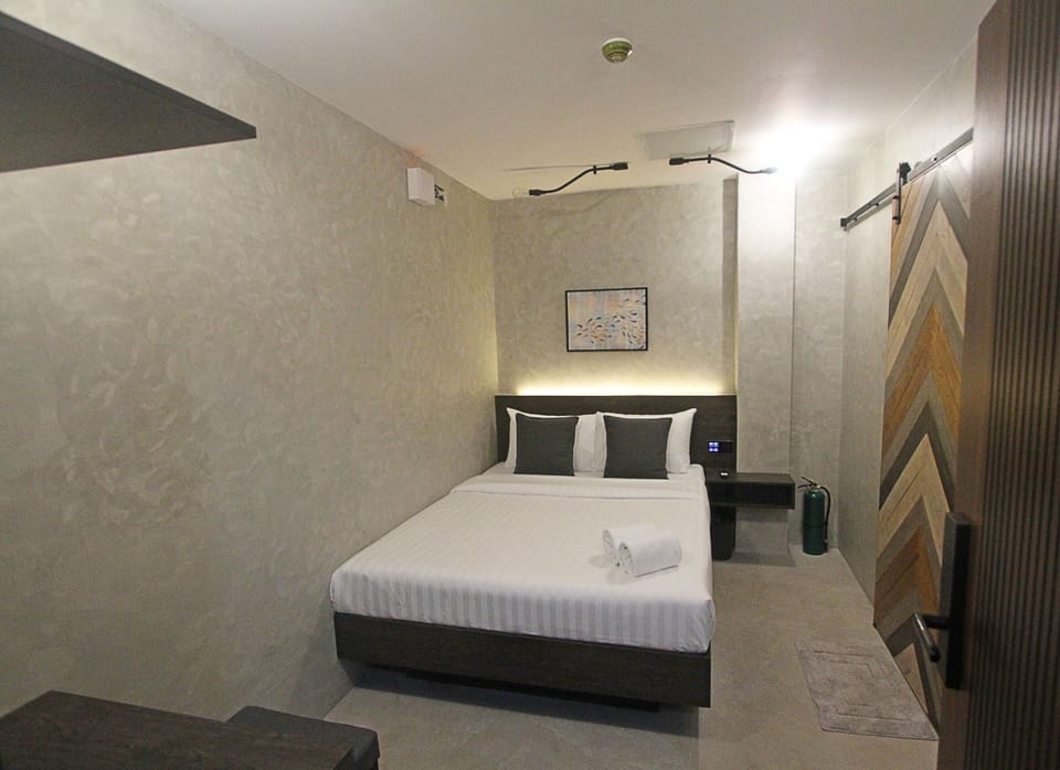 Deluxe Double Room, Non Smoking, Private Bathroom | In-room safe, free WiFi, bed sheets