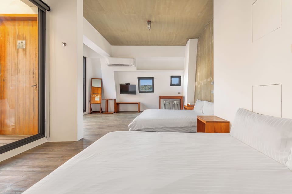 Quadruple room with balcony | Blackout drapes, free WiFi, bed sheets