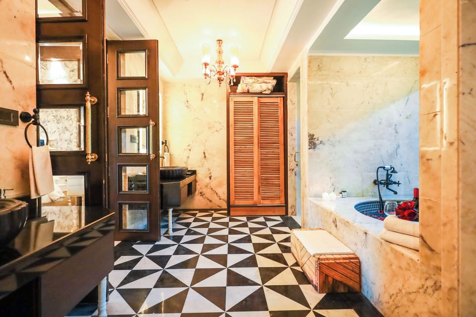 Silver Suite | Bathroom | Shower, bathrobes, slippers, towels