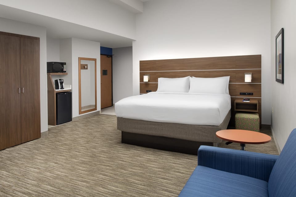 Standard Room, 1 King Bed (Extra Floor Space) | In-room safe, desk, blackout drapes, iron/ironing board