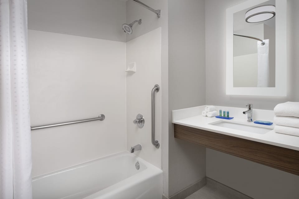 Combined shower/tub, free toiletries, hair dryer, towels