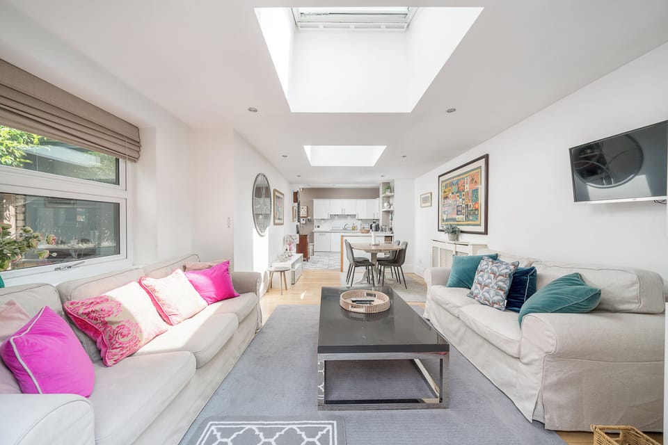 Comfort Apartment, City View | Living area | LED TV