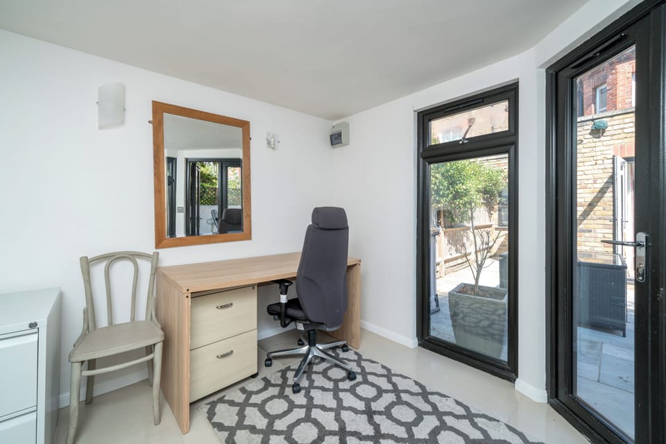 Comfort Apartment, City View | Living area | LED TV