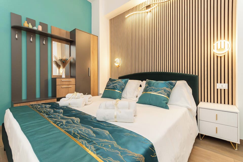 Luxury Triple Room | Desk, laptop workspace, WiFi (free)