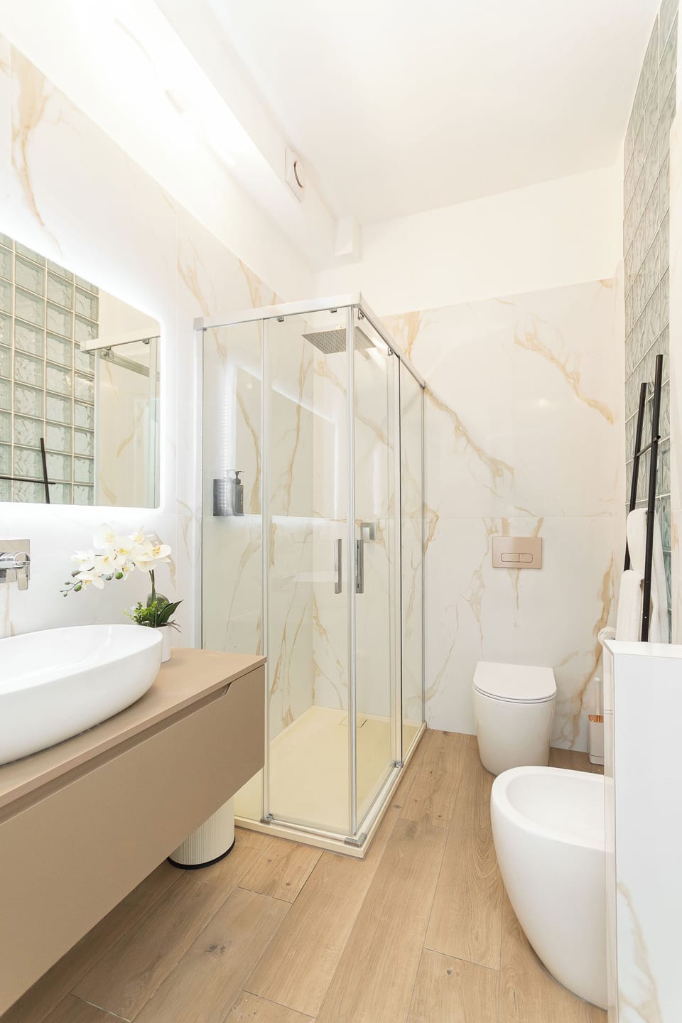 Luxury Triple Room | Bathroom | Shower, hair dryer, bidet, towels