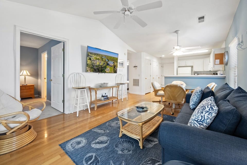 Condo, 2 Bedrooms | Living area