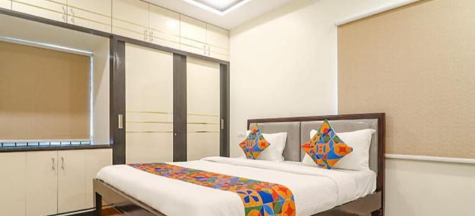 Deluxe Double Room | Bathroom | Shower, free toiletries, hair dryer, slippers