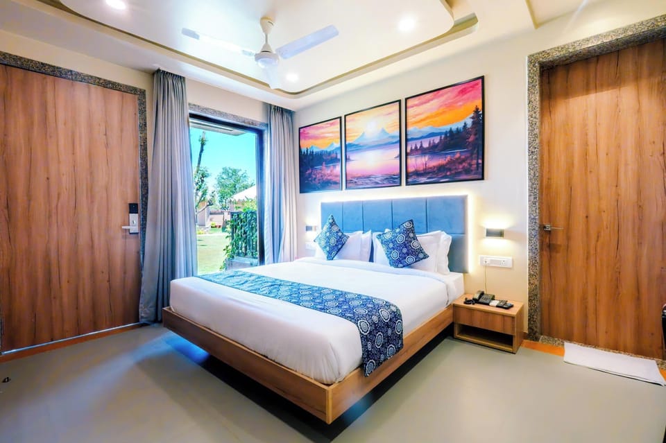 Superior Villa, Garden View | Desk, laptop workspace