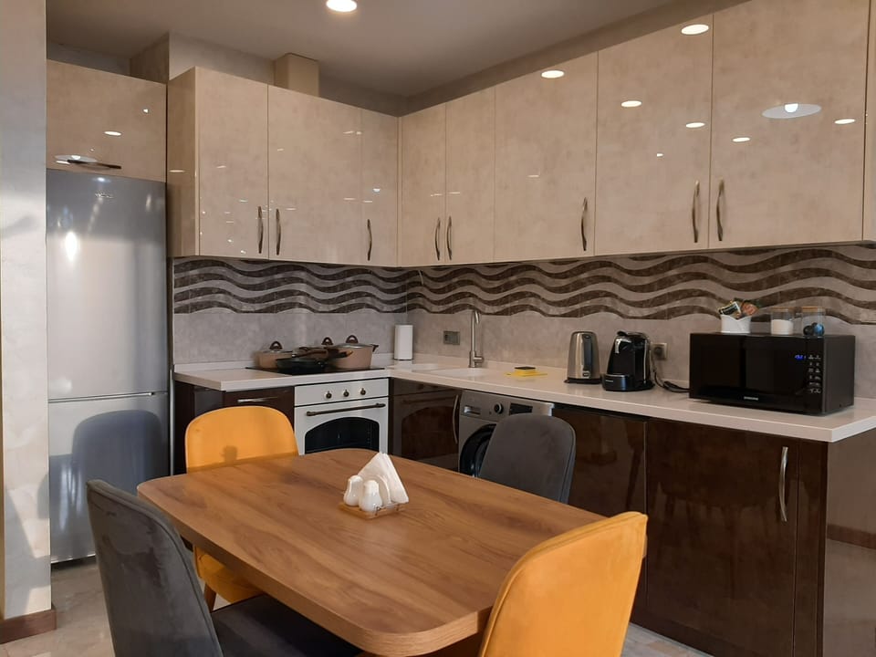 Standard Apartment, Mountain View | Private kitchen | Full-size fridge, microwave, oven, stovetop