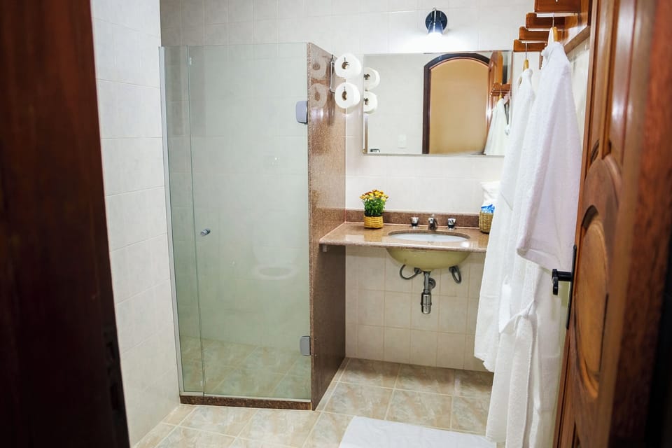 Suite, Garden View | Bathroom | Hair dryer, towels, soap, shampoo
