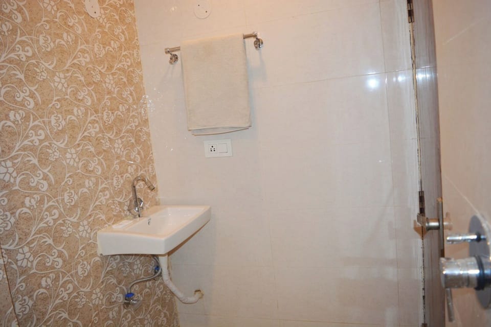 Standard Room | Bathroom | Shower, free toiletries, towels, soap