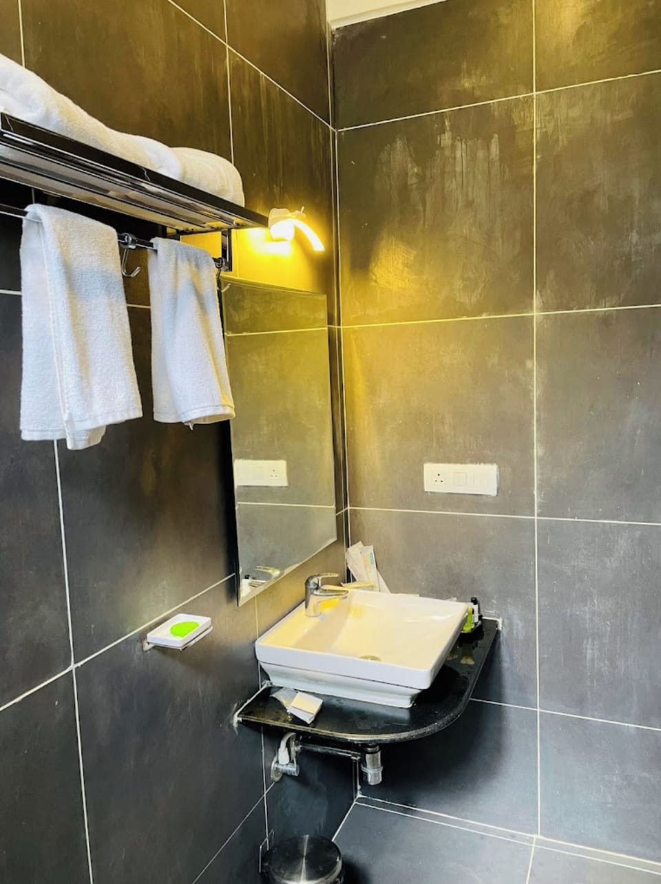 Shower, rainfall showerhead, free toiletries, towels