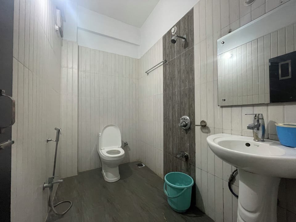 Deluxe Triple Room | Bathroom | Shower, towels, soap, shampoo