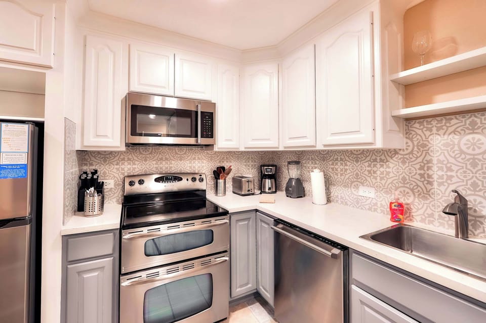 Apartment, 1 King Bed with Sofa bed, Balcony, Mountain View (Lakeland Getaway) | Private kitchen | Fridge, microwave, oven, stovetop
