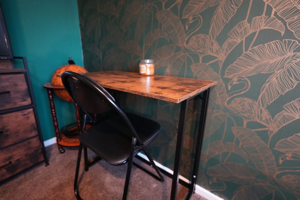 Deluxe Double Room, 1 Double Bed, Non Smoking | In-room dining