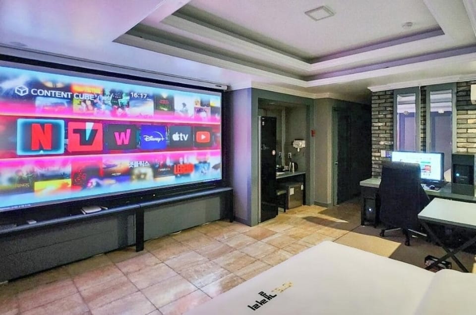 Superior King Room - 120" Large Projector Beam + 2 PCs + Air Dresser + King Bed | Premium bedding, blackout drapes, soundproofing, free WiFi