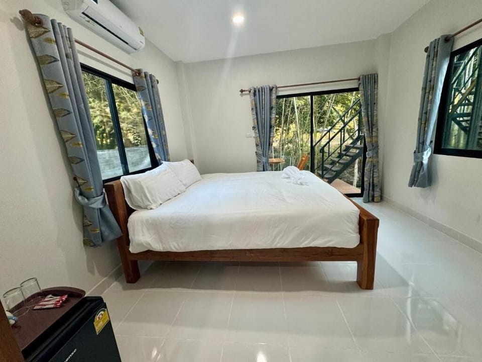Basic Double Room, 1 King Bed, Air conditioning, Park View | Free WiFi