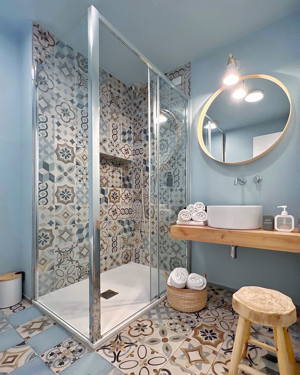 Classic Double Room | Bathroom | Shower, hair dryer, bidet, towels