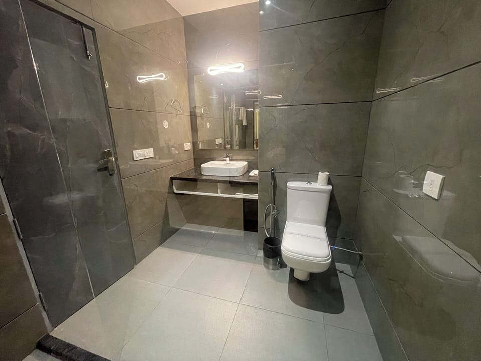 Towels, soap, shampoo, toilet paper