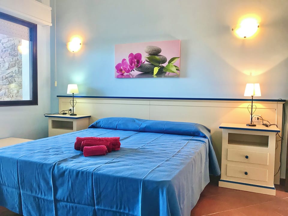 Minibar, in-room safe, desk, free cribs/infant beds