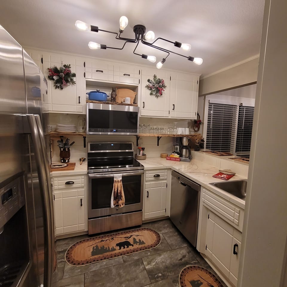 Full-size fridge, microwave, oven, stovetop