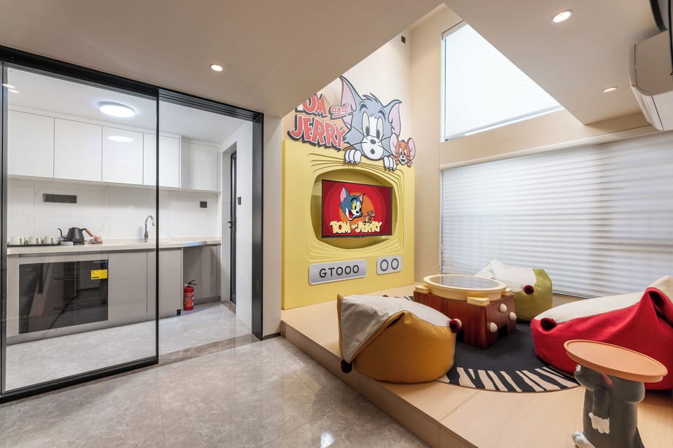 Signature Suite | Private kitchen | Fridge, microwave, stovetop, coffee/tea maker