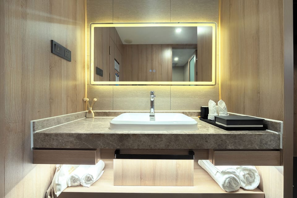 Business Twin Room | Desk, laptop workspace, blackout drapes, iron/ironing board