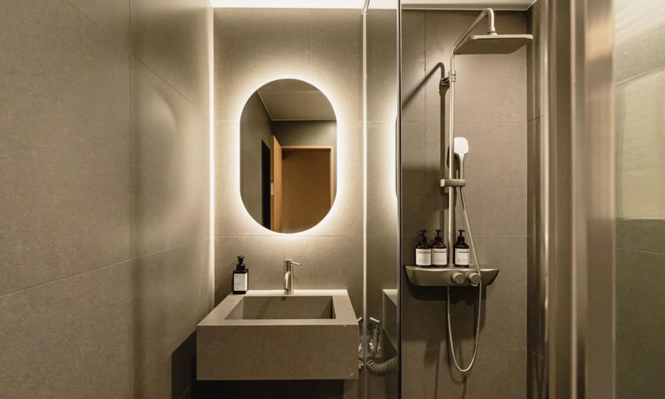 Grand Deluxe 1PC | Bathroom | Free toiletries, bathrobes, bidet, towels