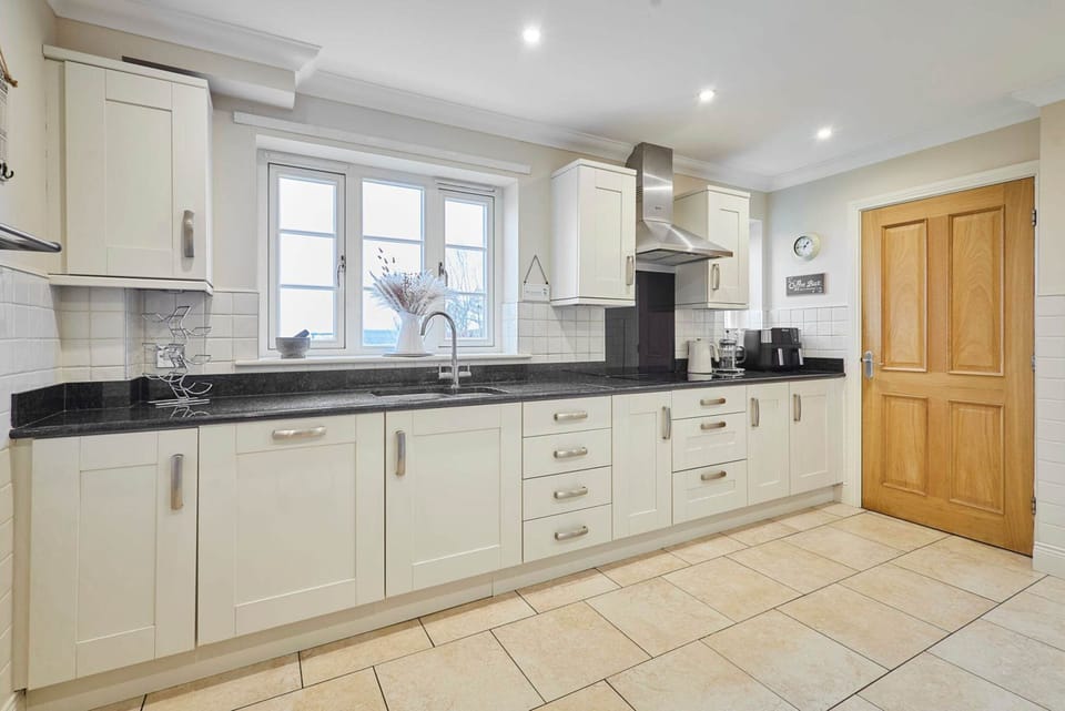House | 4 bedrooms, desk