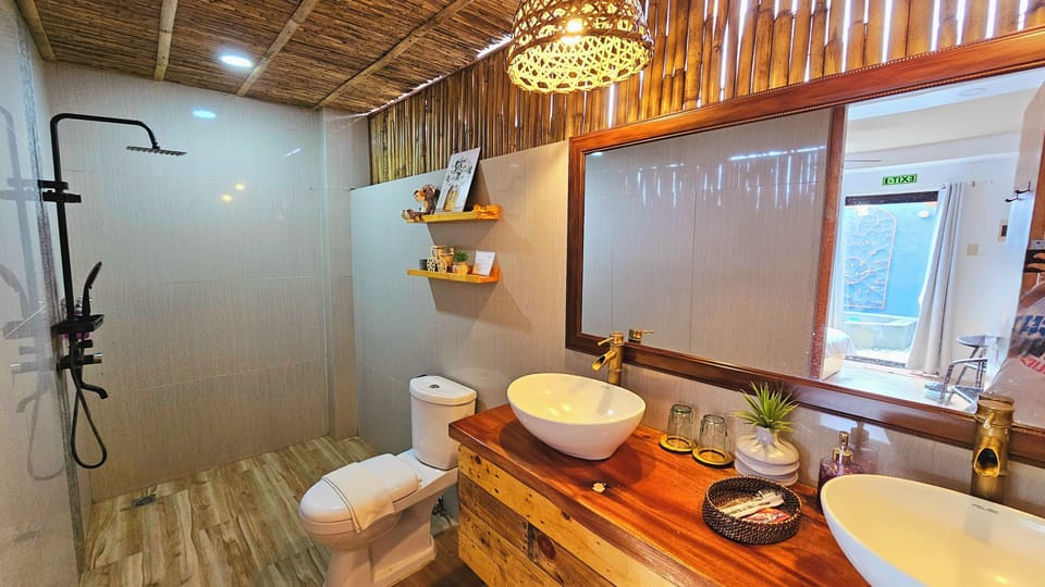 Superior Double Room, Pool View | Bathroom | Shower, slippers, bidet, towels