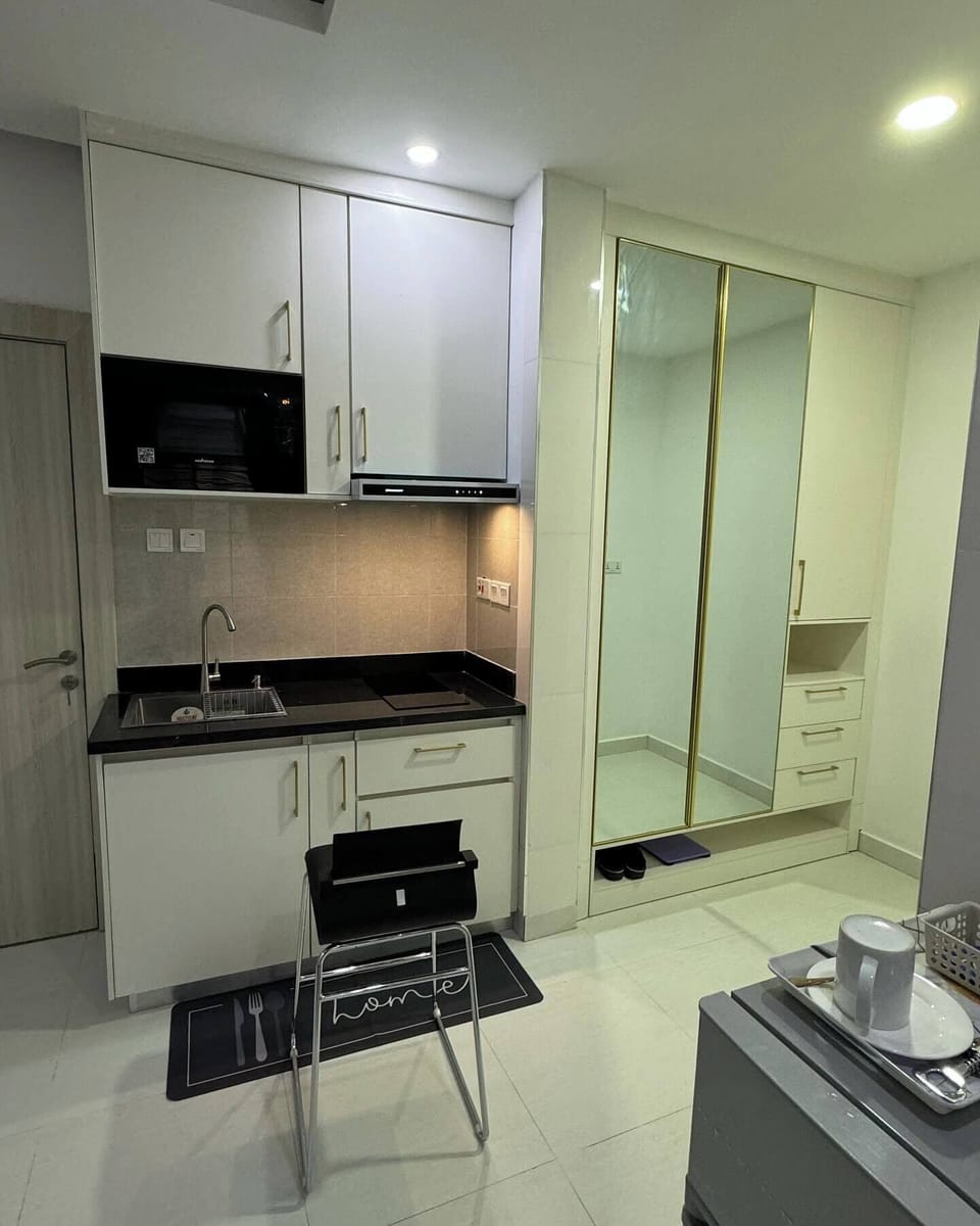 Luxury Apartment, Balcony, City View | Private kitchen | Fridge, microwave, oven, stovetop