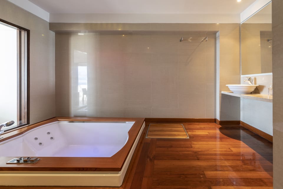 Suite Sea View with Indoor Jacuzzi | Bathroom | Free toiletries, hair dryer, towels, toilet paper