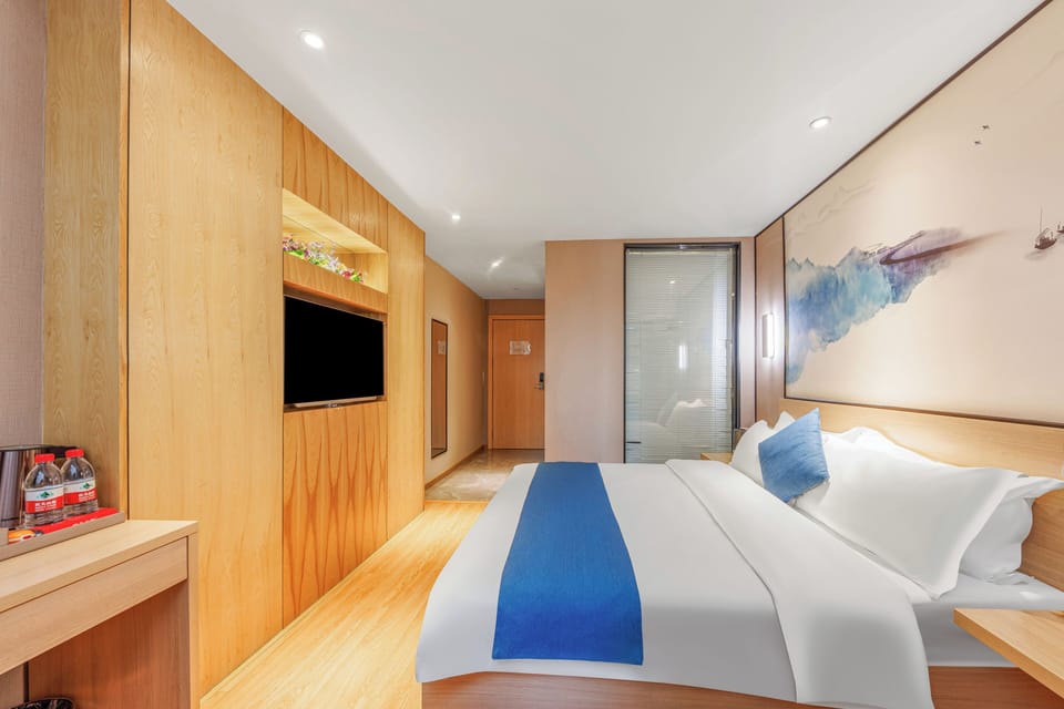 Luxury Double Room | Living area | TV