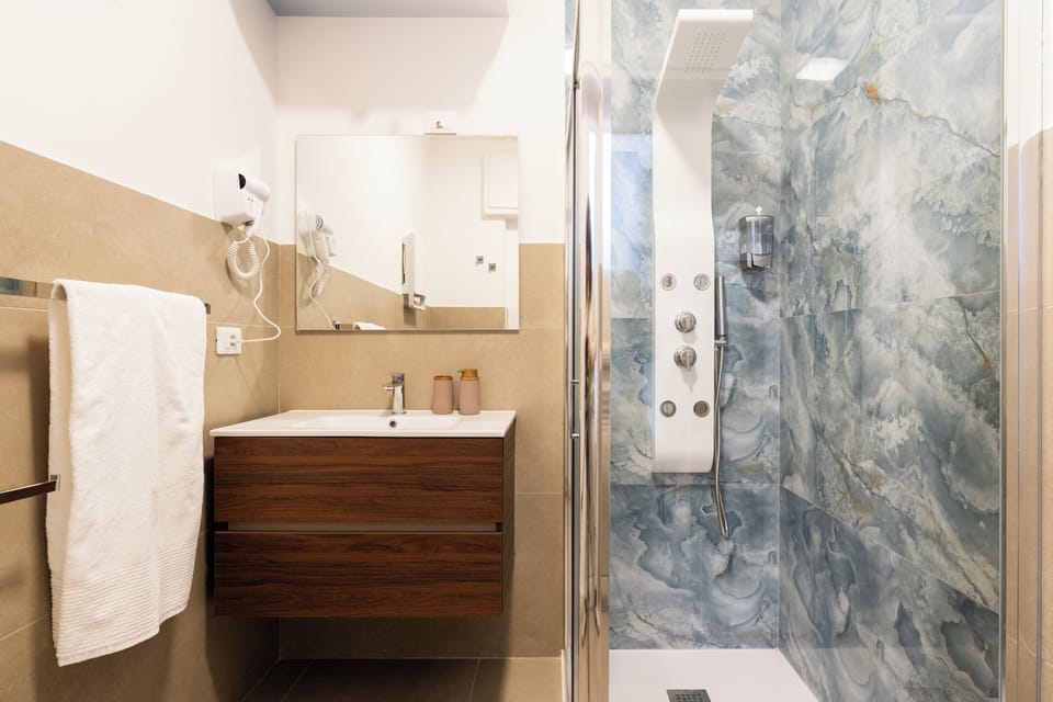 Deluxe Double Room | Bathroom | Shower, hair dryer, bidet, towels