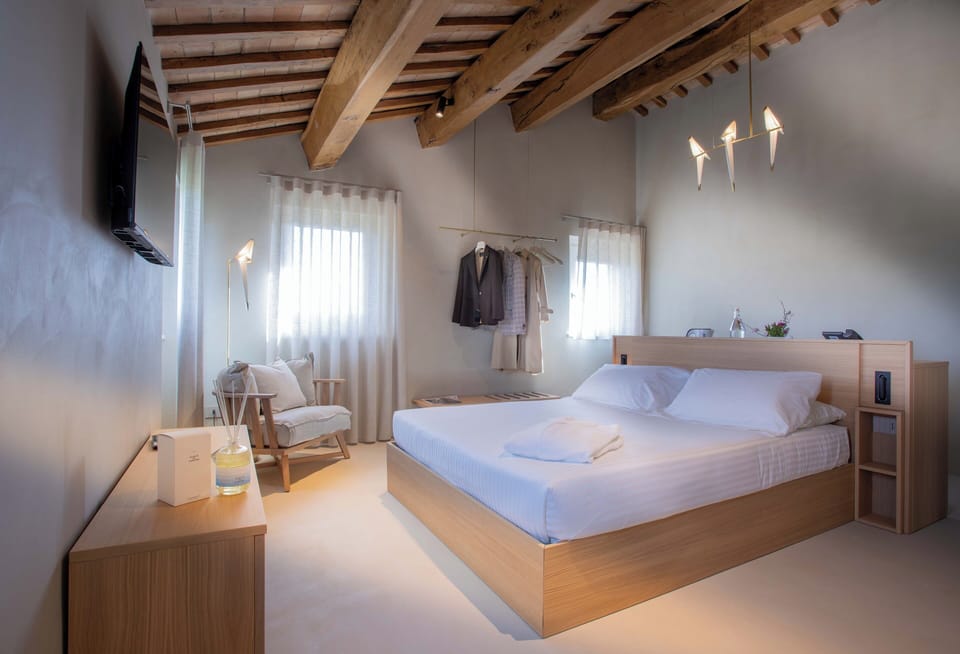 Junior Room | Minibar, in-room safe, laptop workspace, blackout drapes