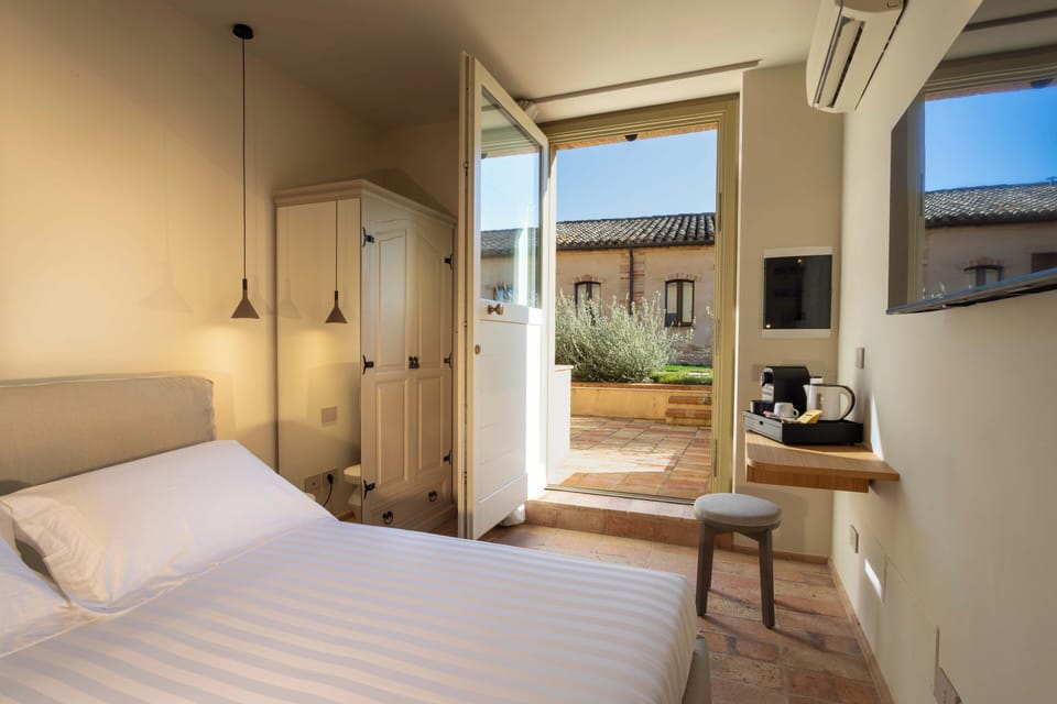 Classic Room | Minibar, in-room safe, laptop workspace, blackout drapes