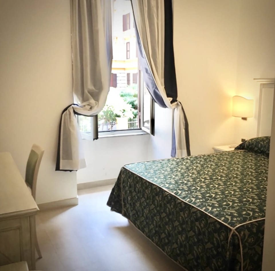 Classic Double Room | In-room safe, desk, laptop workspace, free WiFi