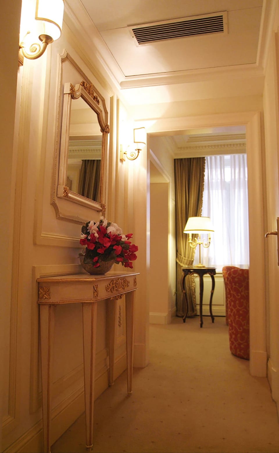 Classic Studio Suite | In-room safe, desk, laptop workspace, free WiFi