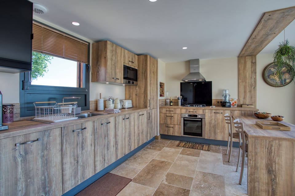 Deluxe Cottage, Balcony, Valley View | Private kitchen | Full-size fridge, microwave, oven, stovetop