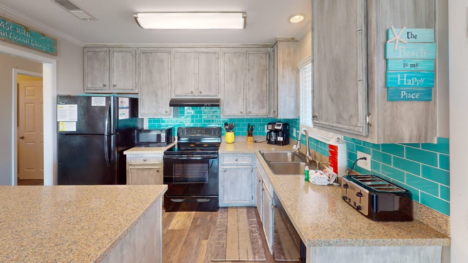 House, 2 Queen Beds, Pool Access, Partial Ocean View (Shore Nuff) | Private kitchen | Fridge, microwave, oven, stovetop