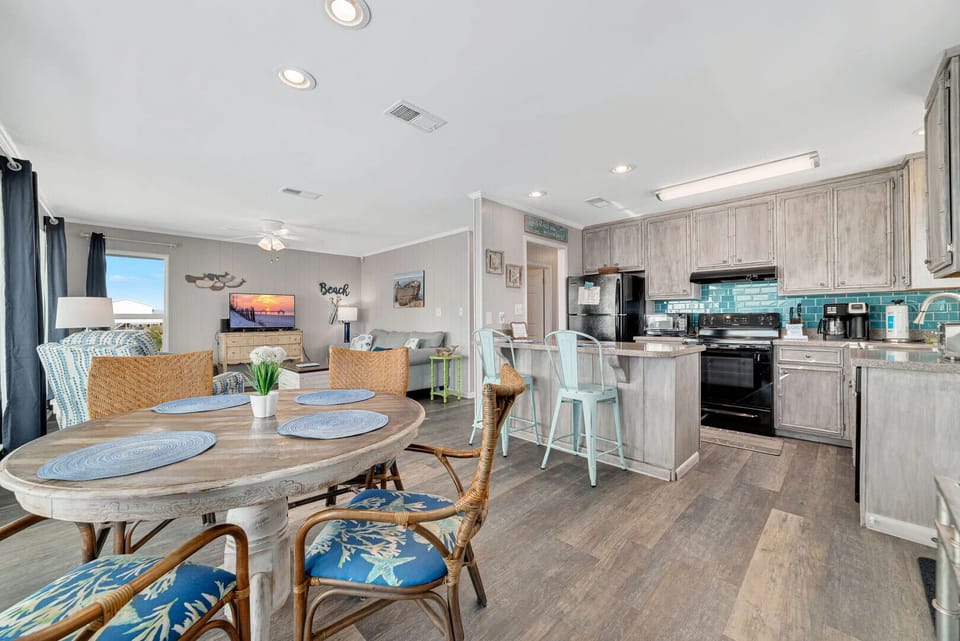House, 2 Queen Beds, Pool Access, Partial Ocean View (Shore Nuff) | Interior